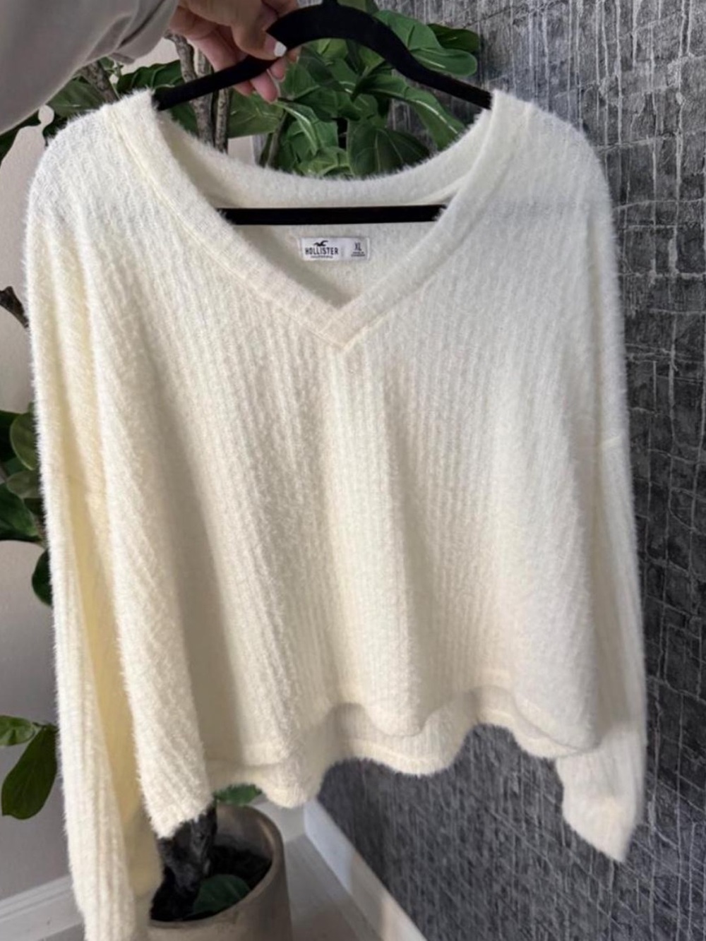 Hollister Women's White Cream V-Neck Cozy Fuzzy Sweater